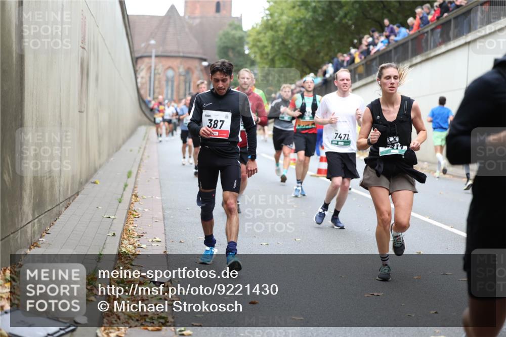05.10.2025 - 20. swb-Marathon Bremen Michael Strokosch http://msf.ph/oto/9221430 05.10.2025 12:54:37 Laufen 387, 74, 71 meine-sportfotos.de