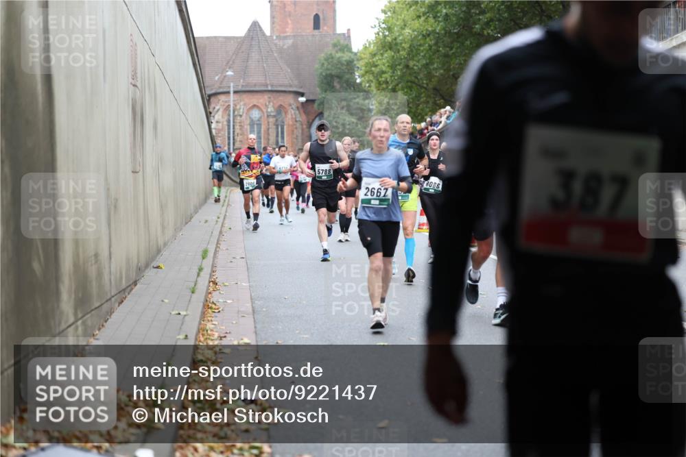 05.10.2025 - 20. swb-Marathon Bremen Michael Strokosch http://msf.ph/oto/9221437 05.10.2025 12:54:41 Laufen 7808, 4130, 5788, 2667, 387, 8086 meine-sportfotos.de