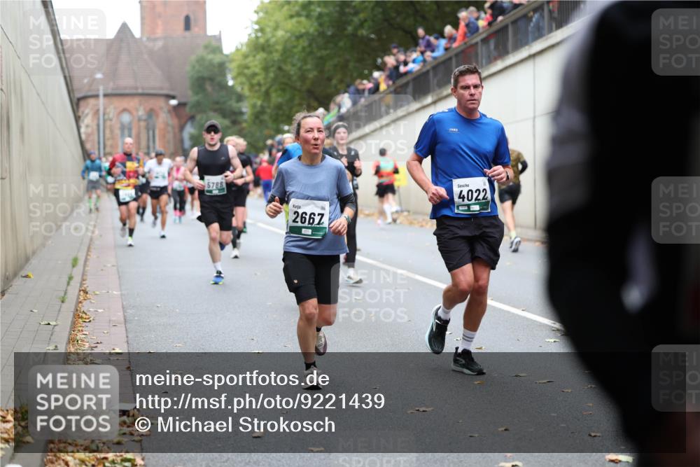 05.10.2025 - 20. swb-Marathon Bremen Michael Strokosch http://msf.ph/oto/9221439 05.10.2025 12:54:42 Laufen 5788, 2667, 4022 meine-sportfotos.de