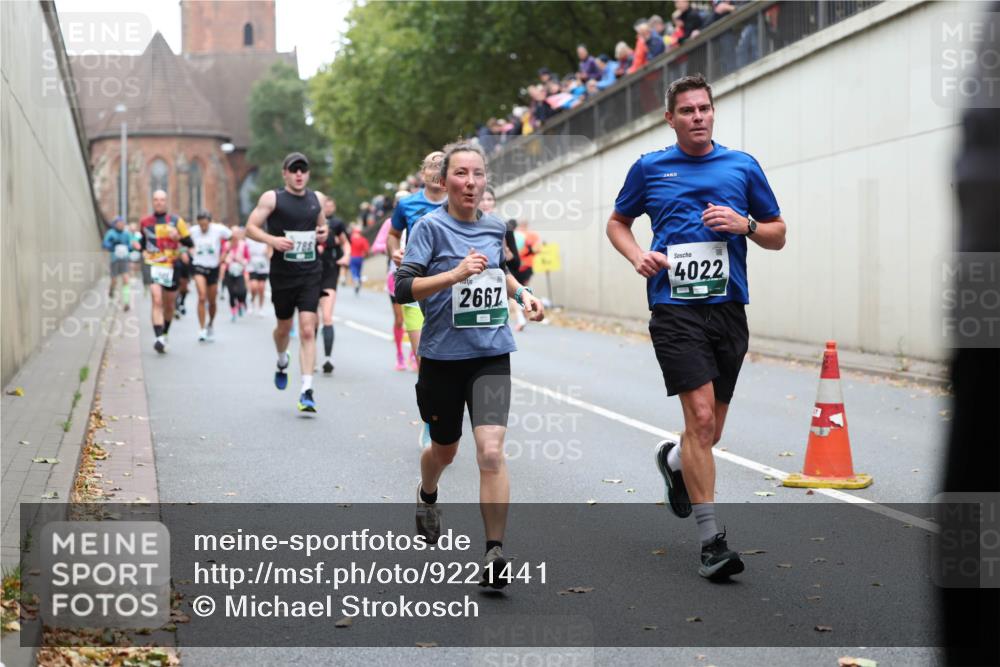 05.10.2025 - 20. swb-Marathon Bremen Michael Strokosch http://msf.ph/oto/9221441 05.10.2025 12:54:42 Laufen 2667, 4022 meine-sportfotos.de