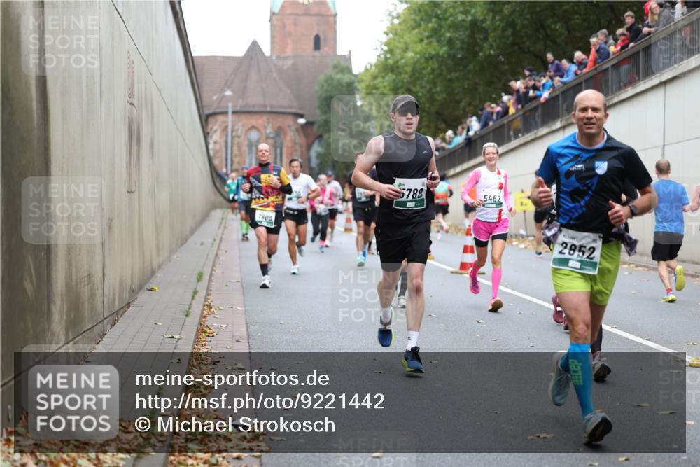 05.10.2025 - 20. swb-Marathon Bremen Michael Strokosch http://msf.ph/oto/9221442 05.10.2025 12:54:44 Laufen 7808, 5788, 5462, 2852 meine-sportfotos.de