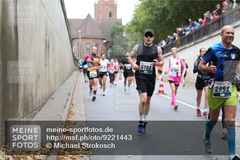 05.10.2025 - 20. swb-Marathon Bremen Michael Strokosch http://msf.ph/oto/9221443 05.10.2025 12:54:44 Laufen 7806, 5788, 5462, 2852 meine-sportfotos.de