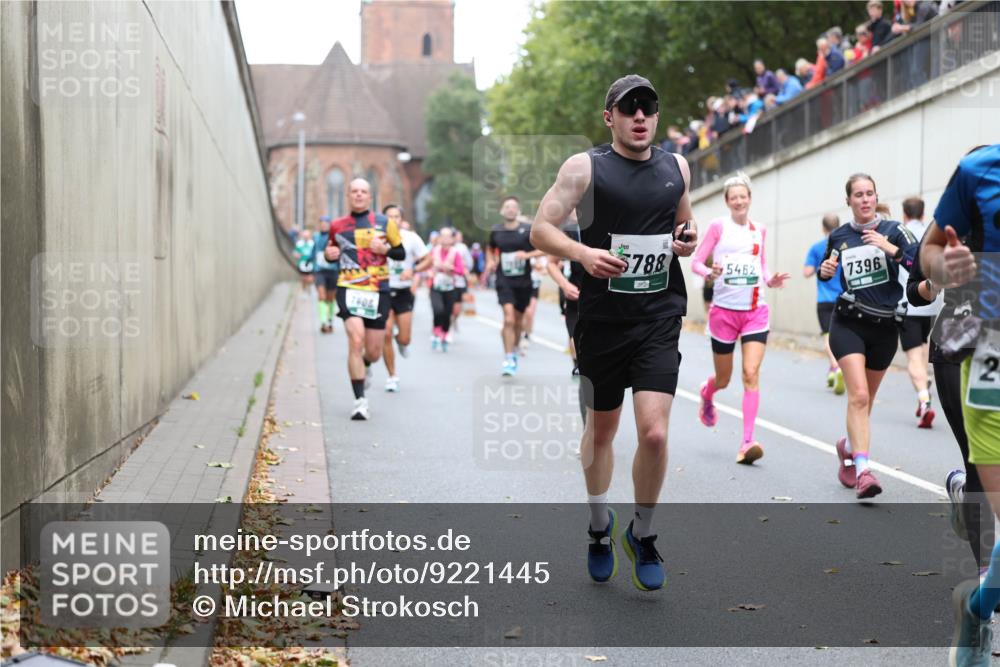 05.10.2025 - 20. swb-Marathon Bremen Michael Strokosch http://msf.ph/oto/9221445 05.10.2025 12:54:45 Laufen 7606, 788, 5462, 7396, 2 meine-sportfotos.de