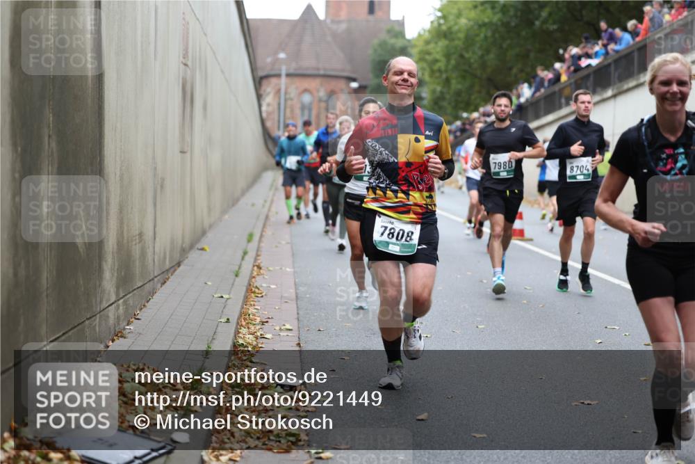 05.10.2025 - 20. swb-Marathon Bremen Michael Strokosch http://msf.ph/oto/9221449 05.10.2025 12:54:47 Laufen 7808, 7980, 8704 meine-sportfotos.de