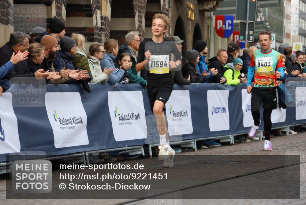 05.10.2025 - 20. swb-Marathon Bremen Strokosch-Dieckow http://msf.ph/oto/9221451 05.10.2025 10:39:05 Ziel 9403, 10847, 11594 meine-sportfotos.de