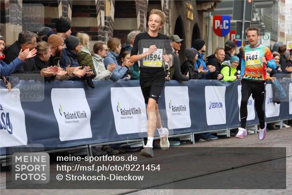 05.10.2025 - 20. swb-Marathon Bremen Strokosch-Dieckow http://msf.ph/oto/9221454 05.10.2025 10:39:05 Ziel 9403, 10847, 11594 meine-sportfotos.de
