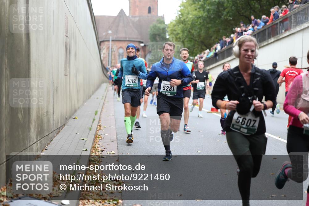 05.10.2025 - 20. swb-Marathon Bremen Michael Strokosch http://msf.ph/oto/9221460 05.10.2025 12:54:51 Laufen 4119, 5281, 2296, 5607 meine-sportfotos.de