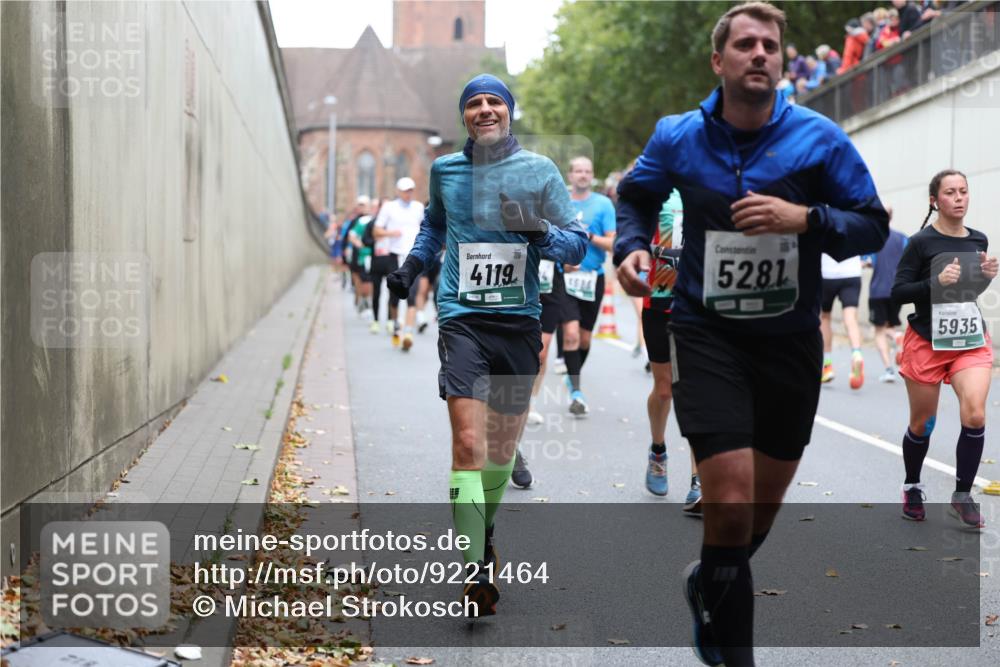 05.10.2025 - 20. swb-Marathon Bremen Michael Strokosch http://msf.ph/oto/9221464 05.10.2025 12:54:52 Laufen 4119, 5281, 5935 meine-sportfotos.de