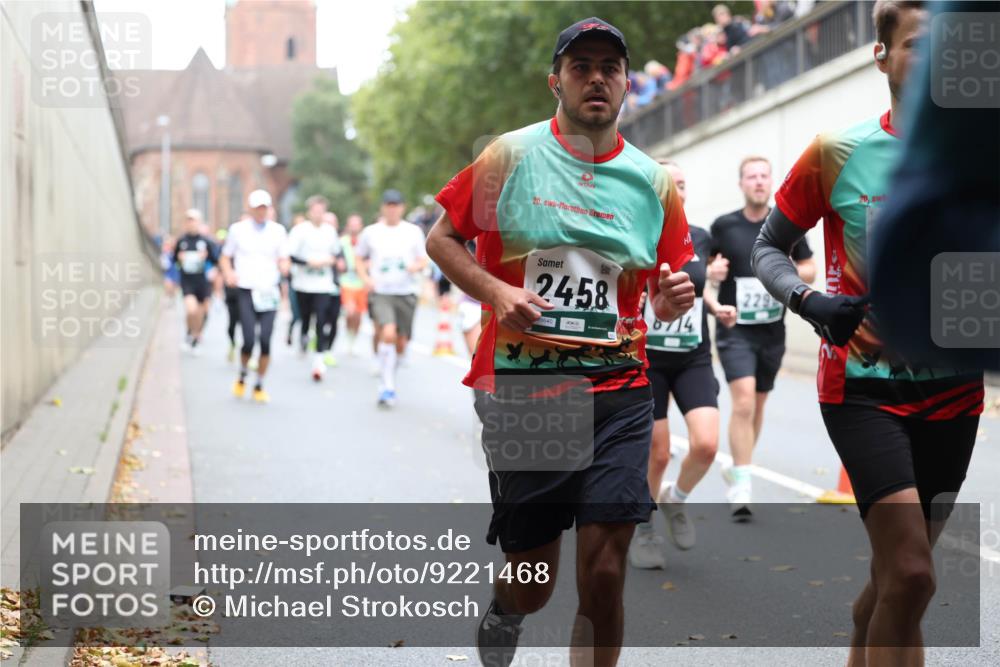 05.10.2025 - 20. swb-Marathon Bremen Michael Strokosch http://msf.ph/oto/9221468 05.10.2025 12:54:54 Laufen 20, 2458, 68640, 6714, 20 meine-sportfotos.de