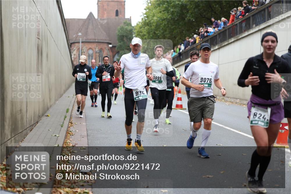 05.10.2025 - 20. swb-Marathon Bremen Michael Strokosch http://msf.ph/oto/9221472 05.10.2025 12:54:57 Laufen 7260, 71, 9134, 3995, 9076, 824 meine-sportfotos.de