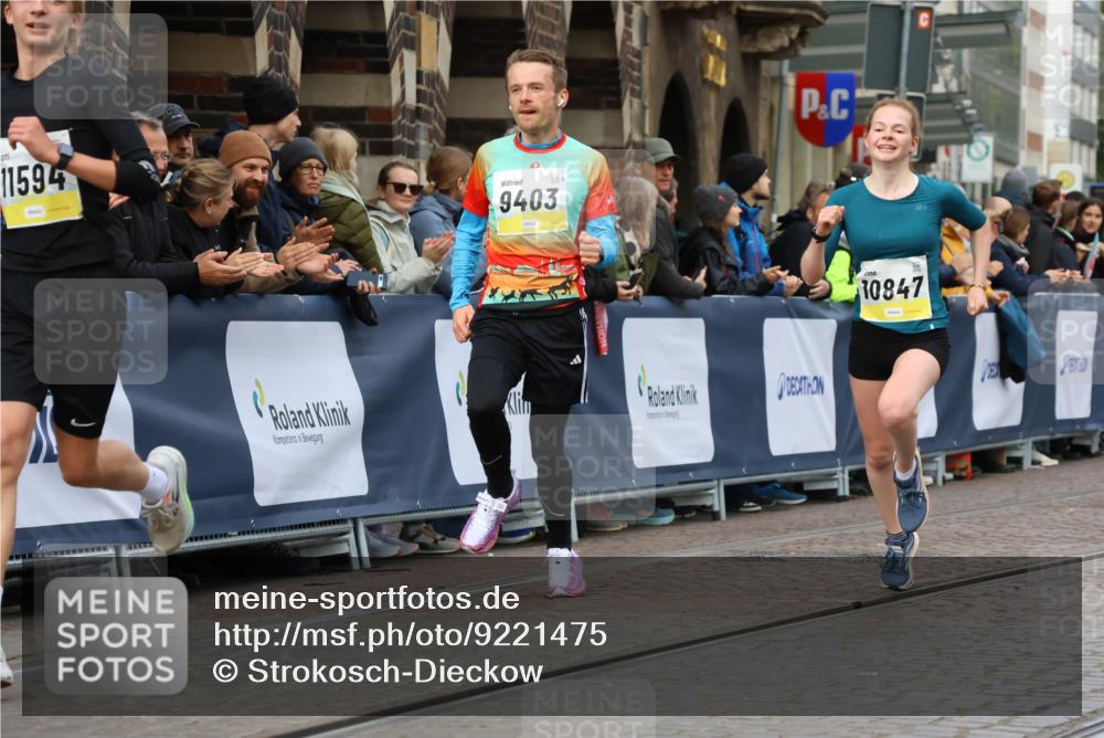 05.10.2025 - 20. swb-Marathon Bremen Strokosch-Dieckow http://msf.ph/oto/9221475 05.10.2025 10:39:07 Ziel 9403, 10847, 11594 meine-sportfotos.de