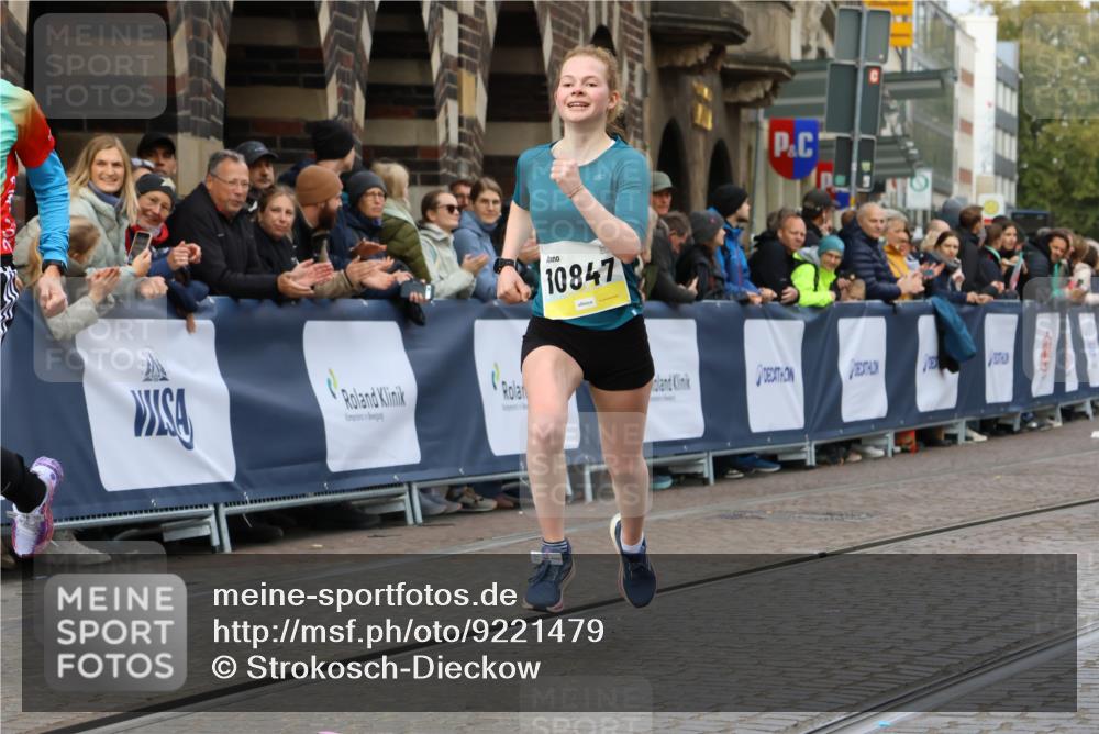 05.10.2025 - 20. swb-Marathon Bremen Strokosch-Dieckow http://msf.ph/oto/9221479 05.10.2025 10:39:08 Ziel 9403, 10847, 11594 meine-sportfotos.de