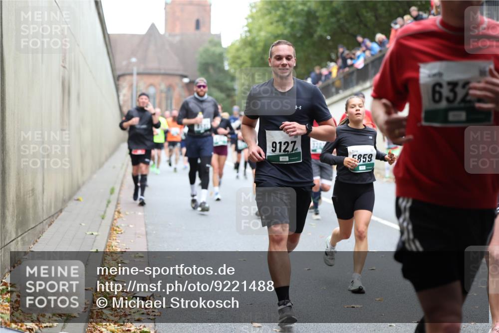 05.10.2025 - 20. swb-Marathon Bremen Michael Strokosch http://msf.ph/oto/9221488 05.10.2025 12:55:04 Laufen 9127, 5859, 6325 meine-sportfotos.de