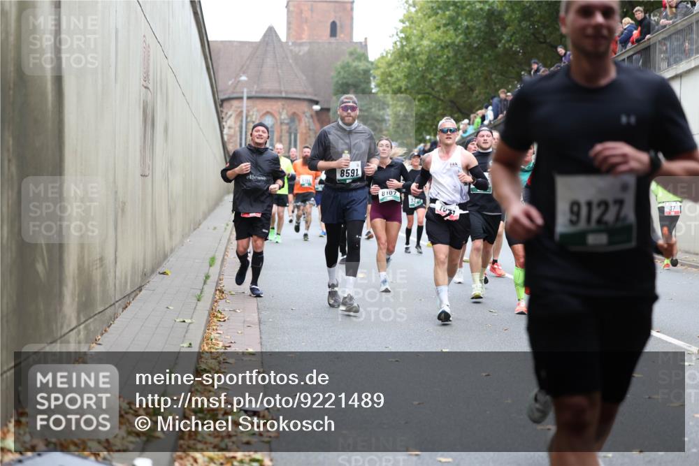 05.10.2025 - 20. swb-Marathon Bremen Michael Strokosch http://msf.ph/oto/9221489 05.10.2025 12:55:05 Laufen 8591, 8107, 9127, 37 meine-sportfotos.de