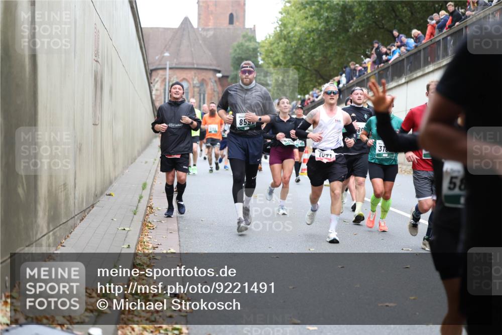 05.10.2025 - 20. swb-Marathon Bremen Michael Strokosch http://msf.ph/oto/9221491 05.10.2025 12:55:05 Laufen 853, 71, 31, 58 meine-sportfotos.de