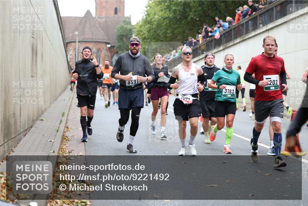05.10.2025 - 20. swb-Marathon Bremen Michael Strokosch http://msf.ph/oto/9221492 05.10.2025 12:55:06 Laufen 859, 1971, 3183, 202 meine-sportfotos.de