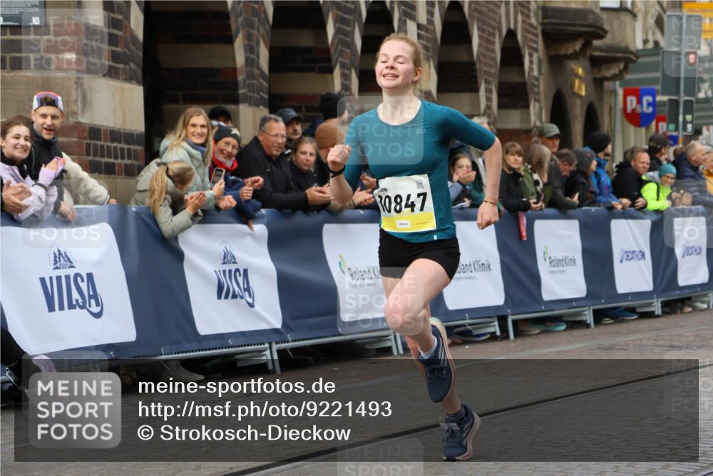 05.10.2025 - 20. swb-Marathon Bremen Strokosch-Dieckow http://msf.ph/oto/9221493 05.10.2025 10:39:08 Ziel 9403, 10847, 11594 meine-sportfotos.de