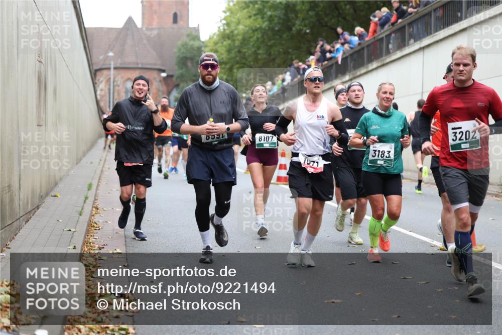 05.10.2025 - 20. swb-Marathon Bremen Michael Strokosch http://msf.ph/oto/9221494 05.10.2025 12:55:06 Laufen 8107, 3202, 3183 meine-sportfotos.de