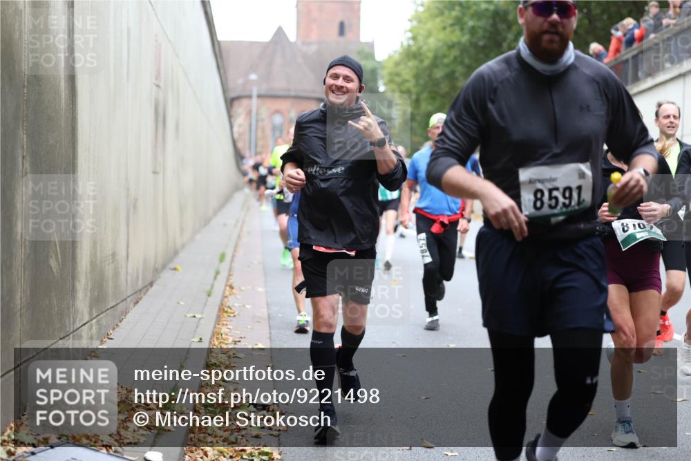05.10.2025 - 20. swb-Marathon Bremen Michael Strokosch http://msf.ph/oto/9221498 05.10.2025 12:55:07 Laufen 7852, 8591, 8107 meine-sportfotos.de