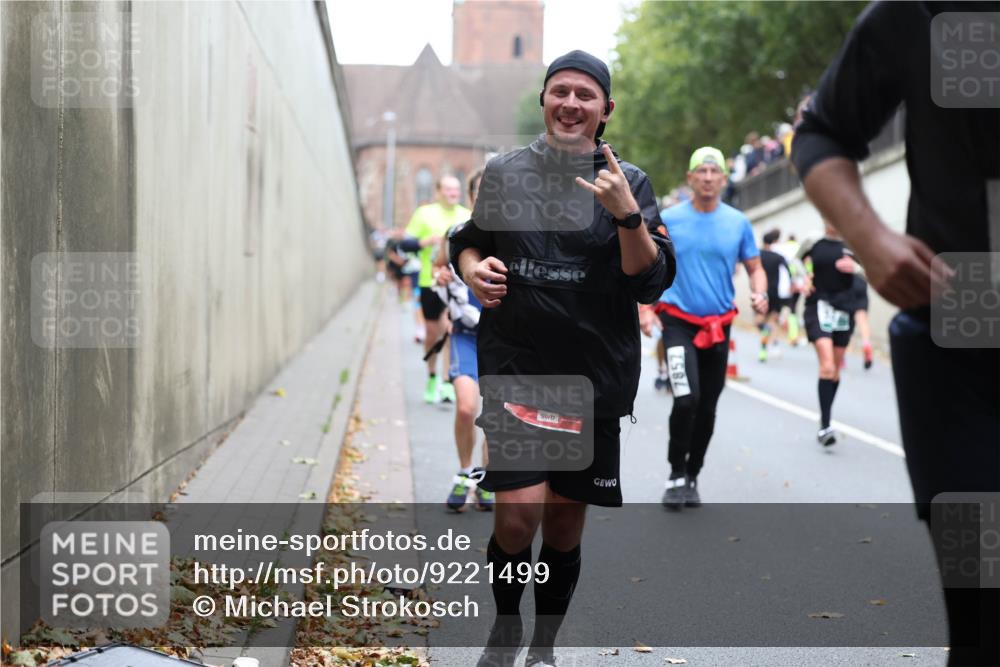 05.10.2025 - 20. swb-Marathon Bremen Michael Strokosch http://msf.ph/oto/9221499 05.10.2025 12:55:08 Laufen 7857 meine-sportfotos.de