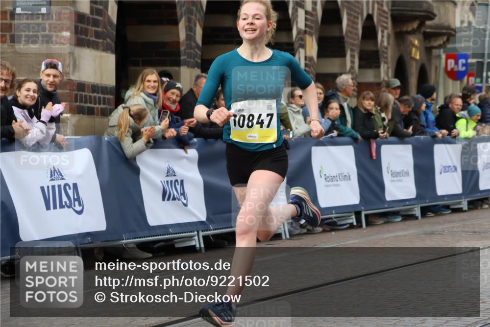 05.10.2025 - 20. swb-Marathon Bremen Strokosch-Dieckow http://msf.ph/oto/9221502 05.10.2025 10:39:08 Ziel 9403, 10847, 11594 meine-sportfotos.de