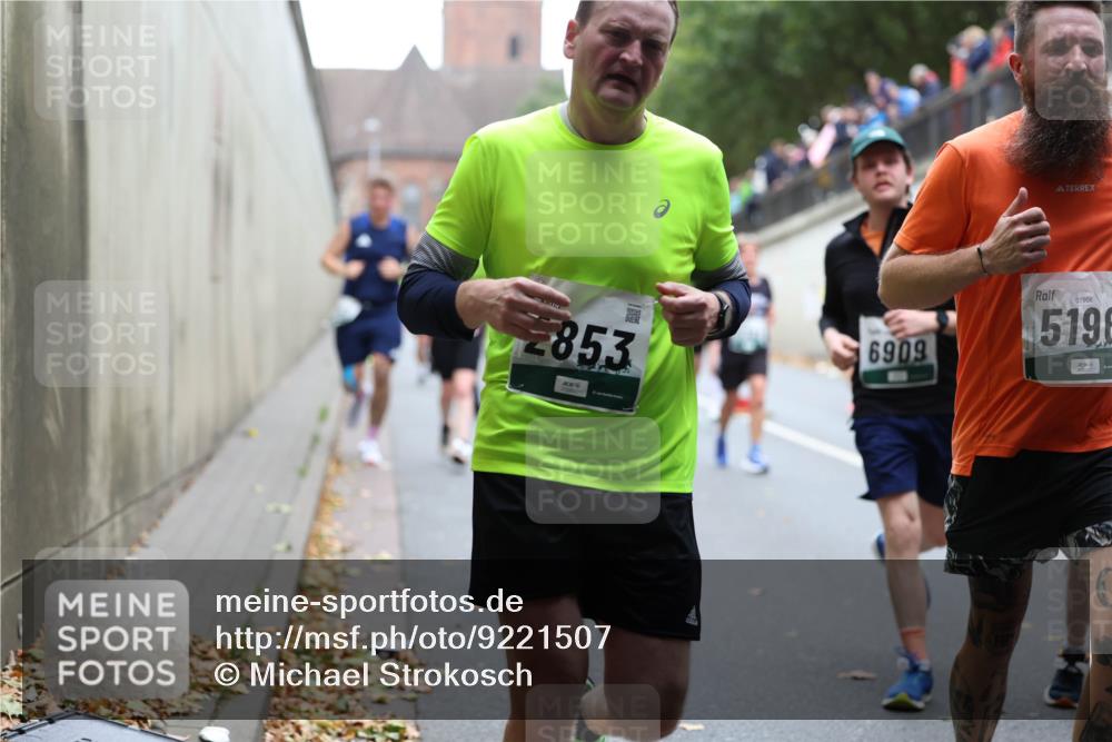 05.10.2025 - 20. swb-Marathon Bremen Michael Strokosch http://msf.ph/oto/9221507 05.10.2025 12:55:12 Laufen 2853, 6909, 07908, 5196 meine-sportfotos.de