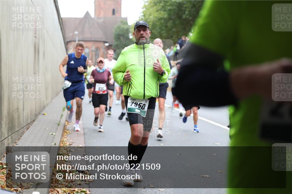05.10.2025 - 20. swb-Marathon Bremen Michael Strokosch http://msf.ph/oto/9221509 05.10.2025 12:55:13 Laufen 7950 meine-sportfotos.de