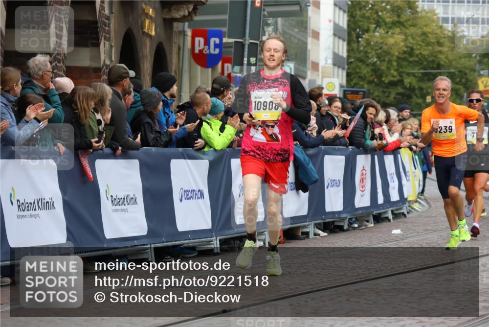 05.10.2025 - 20. swb-Marathon Bremen Strokosch-Dieckow http://msf.ph/oto/9221518 05.10.2025 10:39:18 Ziel 7111, 9239, 9863, 10908, 11067, 11343 meine-sportfotos.de