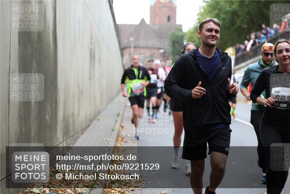 05.10.2025 - 20. swb-Marathon Bremen Michael Strokosch http://msf.ph/oto/9221529 05.10.2025 12:55:23 Laufen 663, 206 meine-sportfotos.de