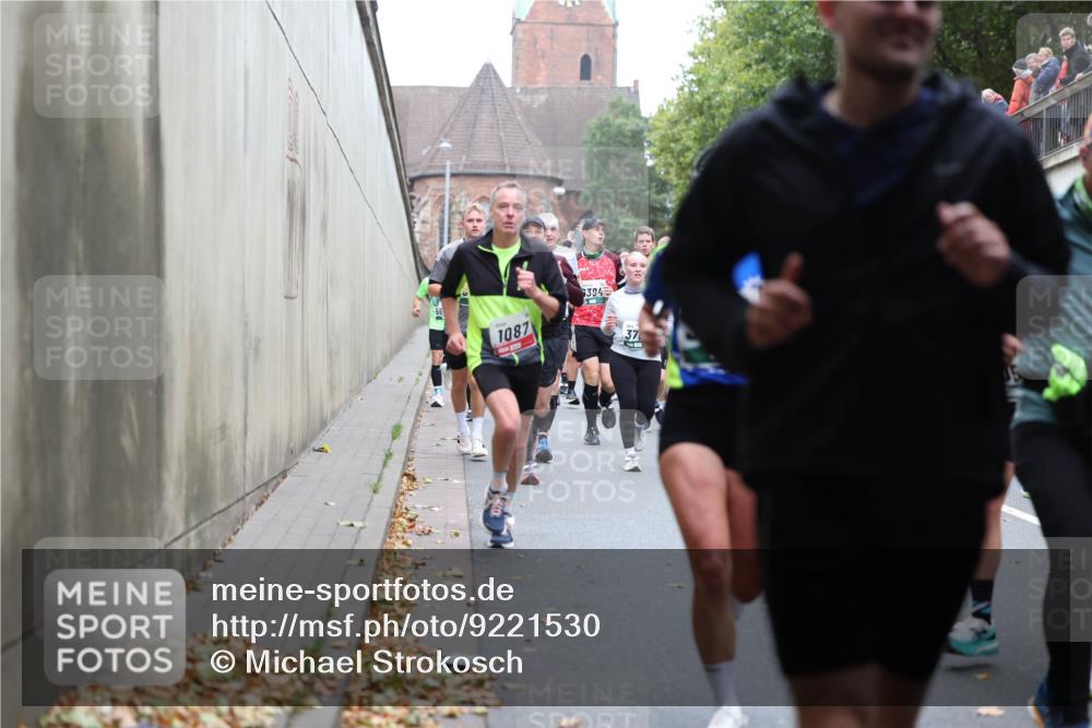 05.10.2025 - 20. swb-Marathon Bremen Michael Strokosch http://msf.ph/oto/9221530 05.10.2025 12:55:23 Laufen 1087, 394, 37 meine-sportfotos.de