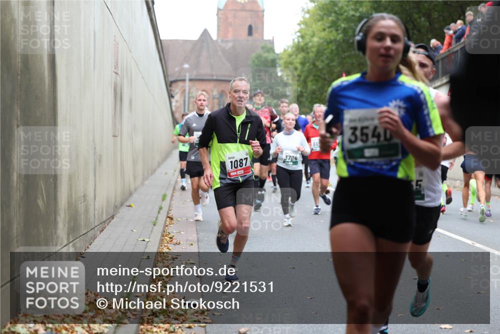 05.10.2025 - 20. swb-Marathon Bremen Michael Strokosch http://msf.ph/oto/9221531 05.10.2025 12:55:24 Laufen 1087, 3704, 3540, 665, 5 meine-sportfotos.de