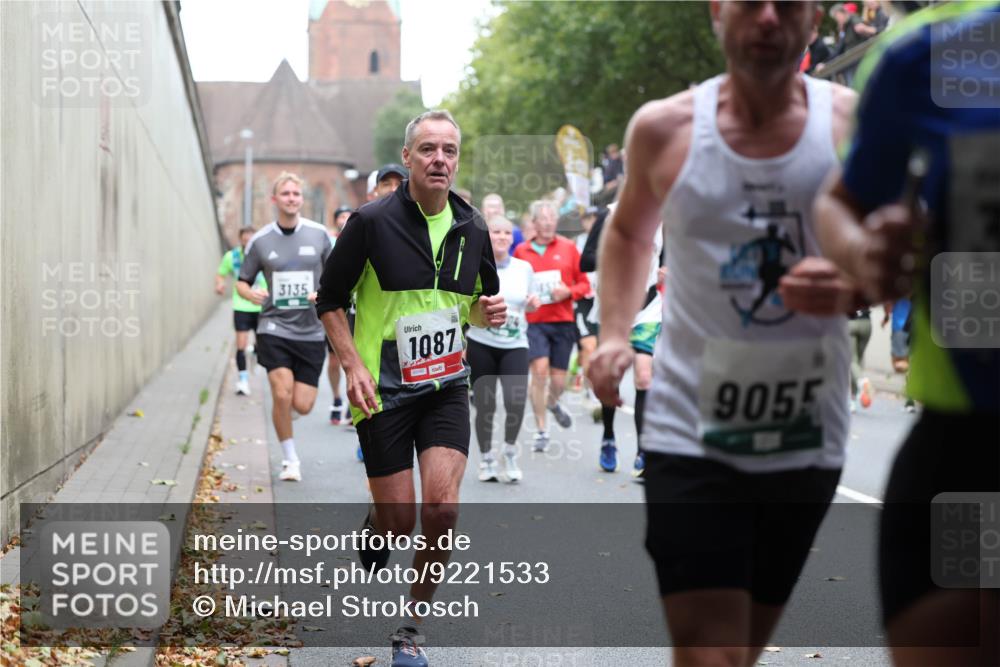 05.10.2025 - 20. swb-Marathon Bremen Michael Strokosch http://msf.ph/oto/9221533 05.10.2025 12:55:25 Laufen 3135, 1087, 00099, 1651, 9055 meine-sportfotos.de