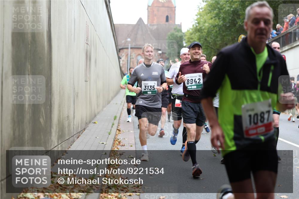 05.10.2025 - 20. swb-Marathon Bremen Michael Strokosch http://msf.ph/oto/9221534 05.10.2025 12:55:25 Laufen 3135, 8942, 1087 meine-sportfotos.de