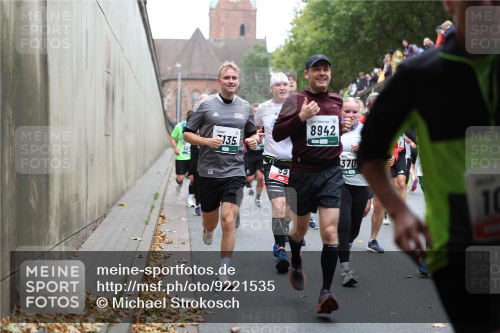 05.10.2025 - 20. swb-Marathon Bremen Michael Strokosch http://msf.ph/oto/9221535 05.10.2025 12:55:26 Laufen 564, 8942, 135, 05, 370, 10 meine-sportfotos.de