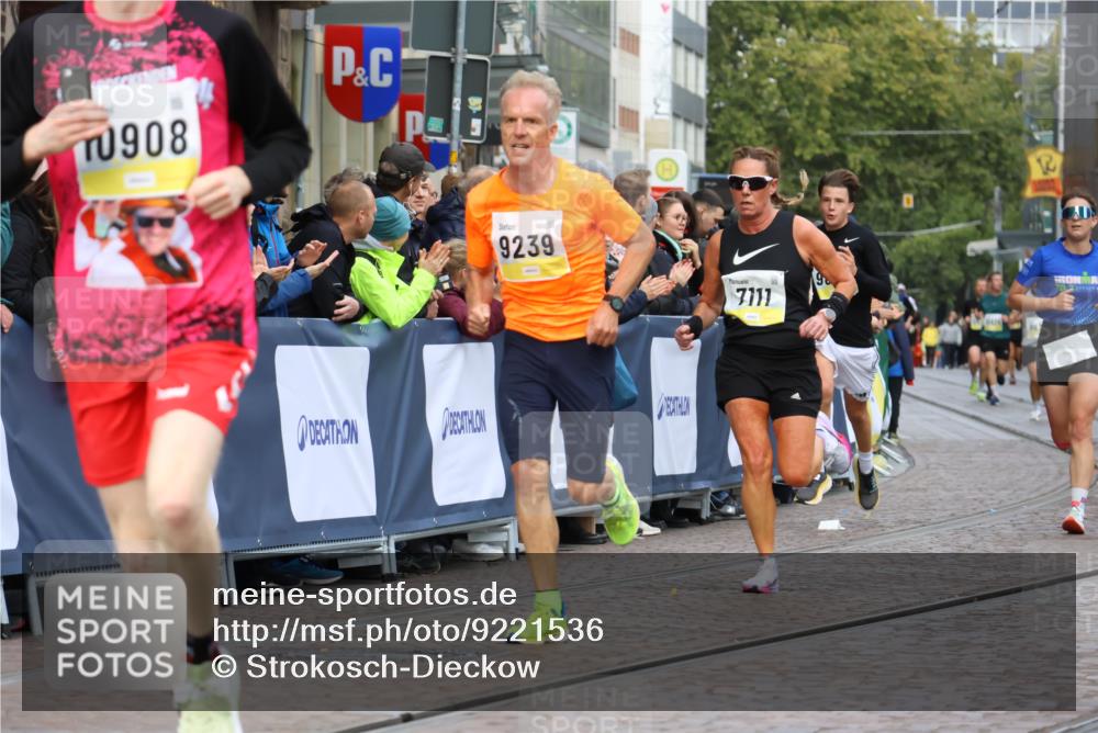 05.10.2025 - 20. swb-Marathon Bremen Strokosch-Dieckow http://msf.ph/oto/9221536 05.10.2025 10:39:20 Ziel 7111, 9239, 9863, 10908, 11067, 11343 meine-sportfotos.de