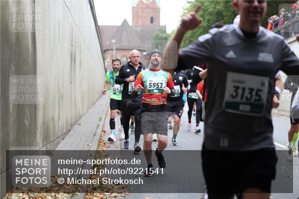 05.10.2025 - 20. swb-Marathon Bremen Michael Strokosch http://msf.ph/oto/9221541 05.10.2025 12:55:27 Laufen 5643, 5957, 56, 3135 meine-sportfotos.de