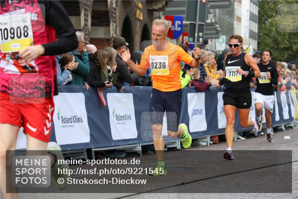 05.10.2025 - 20. swb-Marathon Bremen Strokosch-Dieckow http://msf.ph/oto/9221545 05.10.2025 10:39:20 Ziel 7111, 9239, 9863, 10908, 11067, 11343 meine-sportfotos.de
