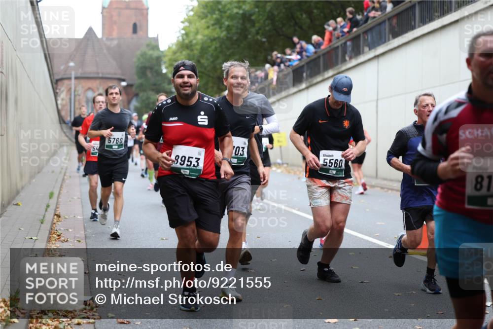 05.10.2025 - 20. swb-Marathon Bremen Michael Strokosch http://msf.ph/oto/9221555 05.10.2025 12:55:32 Laufen 5760, 9953, 103, 5560, 81 meine-sportfotos.de