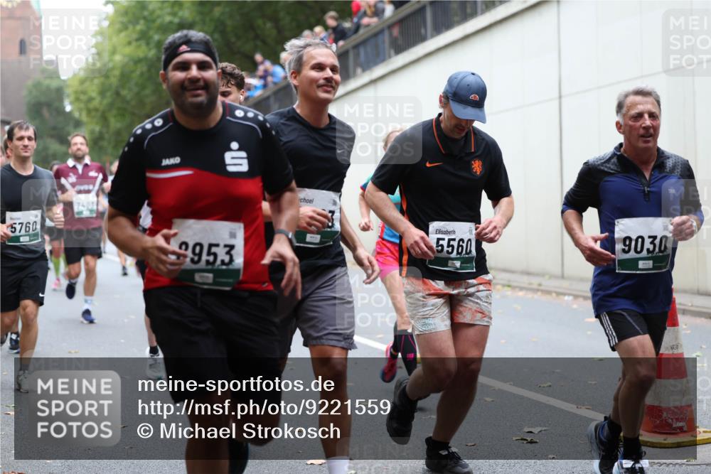 05.10.2025 - 20. swb-Marathon Bremen Michael Strokosch http://msf.ph/oto/9221559 05.10.2025 12:55:33 Laufen 5760, 953, 5560, 9030 meine-sportfotos.de
