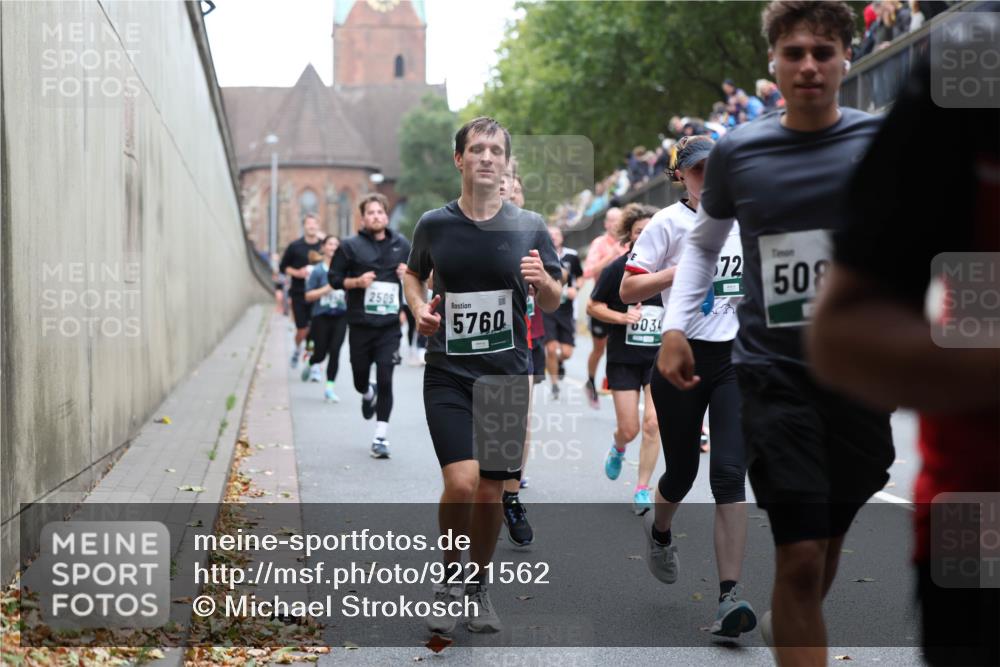 05.10.2025 - 20. swb-Marathon Bremen Michael Strokosch http://msf.ph/oto/9221562 05.10.2025 12:55:34 Laufen 2509, 5760, 0034, 72, 508 meine-sportfotos.de