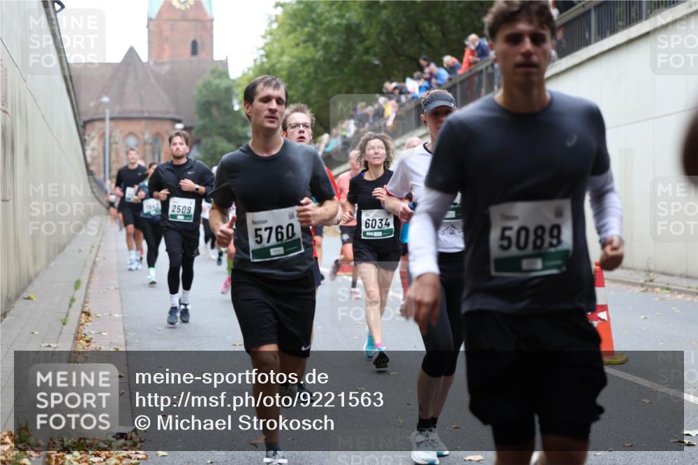 05.10.2025 - 20. swb-Marathon Bremen Michael Strokosch http://msf.ph/oto/9221563 05.10.2025 12:55:34 Laufen 2509, 5760, 6034, 5089 meine-sportfotos.de