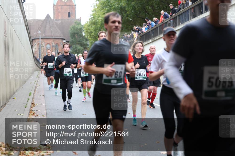 05.10.2025 - 20. swb-Marathon Bremen Michael Strokosch http://msf.ph/oto/9221564 05.10.2025 12:55:34 Laufen 4523, 2509, 560, 60, 6034, 5089 meine-sportfotos.de
