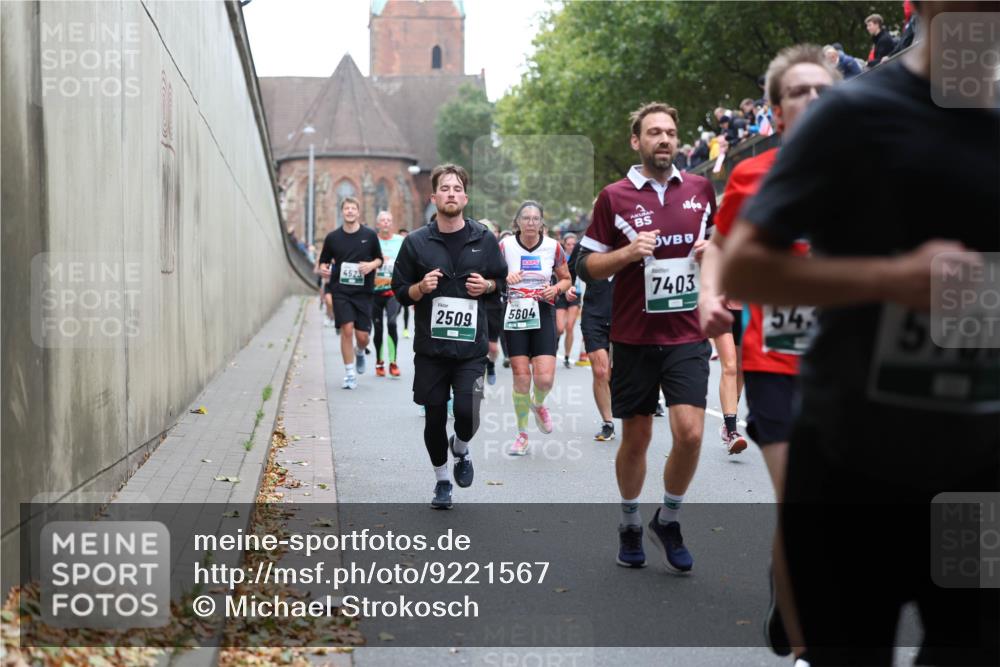 05.10.2025 - 20. swb-Marathon Bremen Michael Strokosch http://msf.ph/oto/9221567 05.10.2025 12:55:35 Laufen 4523, 2509, 1860, 7403, 5604, 54, 5760 meine-sportfotos.de