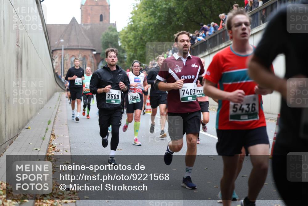 05.10.2025 - 20. swb-Marathon Bremen Michael Strokosch http://msf.ph/oto/9221568 05.10.2025 12:55:35 Laufen 4523, 2509, 5604, 1860, 7403, 7724, 5436 meine-sportfotos.de
