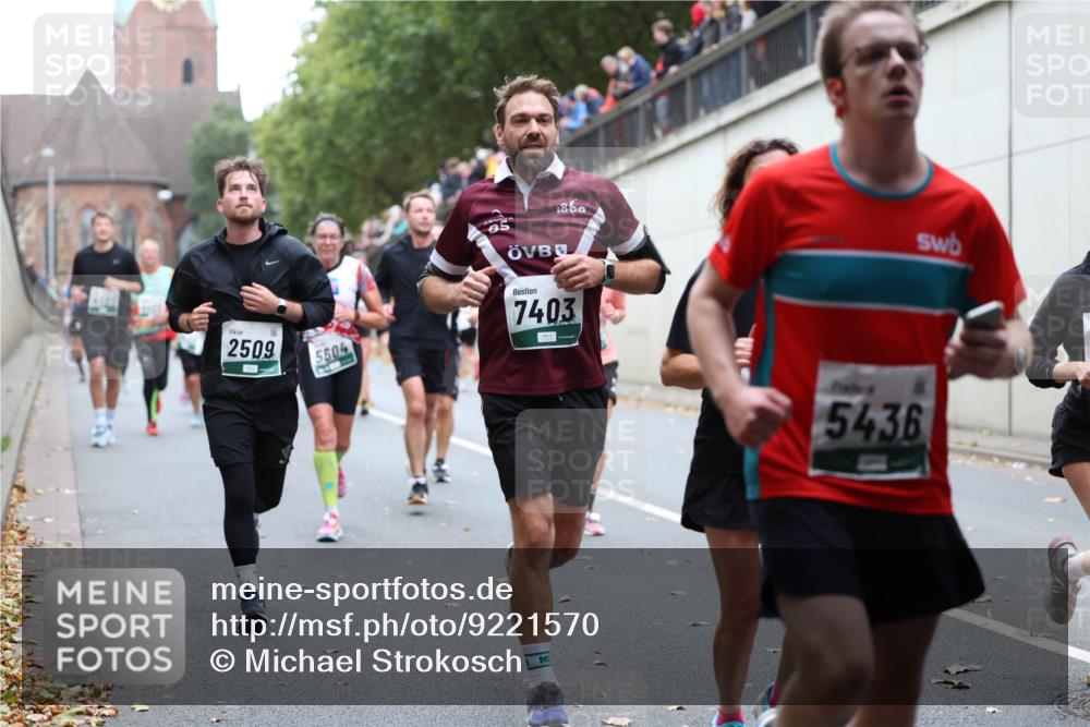 05.10.2025 - 20. swb-Marathon Bremen Michael Strokosch http://msf.ph/oto/9221570 05.10.2025 12:55:35 Laufen 85, 1860, 2509, 5604, 7403, 5436 meine-sportfotos.de