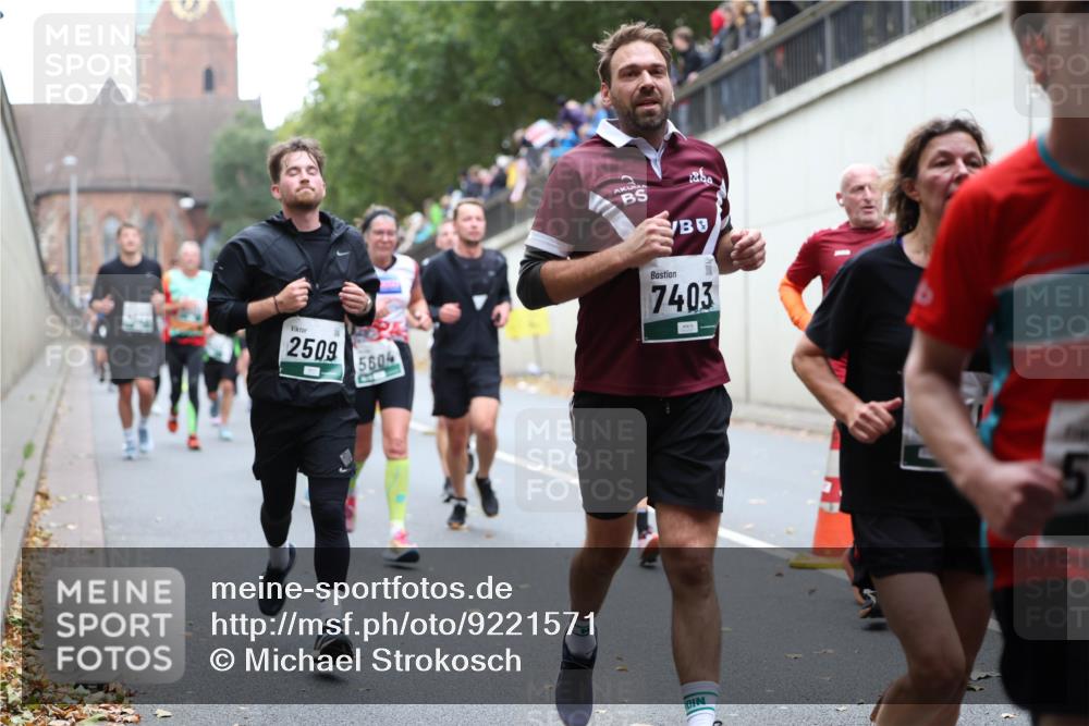 05.10.2025 - 20. swb-Marathon Bremen Michael Strokosch http://msf.ph/oto/9221571 05.10.2025 12:55:36 Laufen 2509, 5604, 1890, 7403 meine-sportfotos.de
