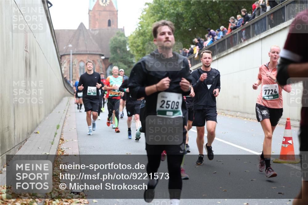 05.10.2025 - 20. swb-Marathon Bremen Michael Strokosch http://msf.ph/oto/9221573 05.10.2025 12:55:36 Laufen 4523, 2509, 7724 meine-sportfotos.de