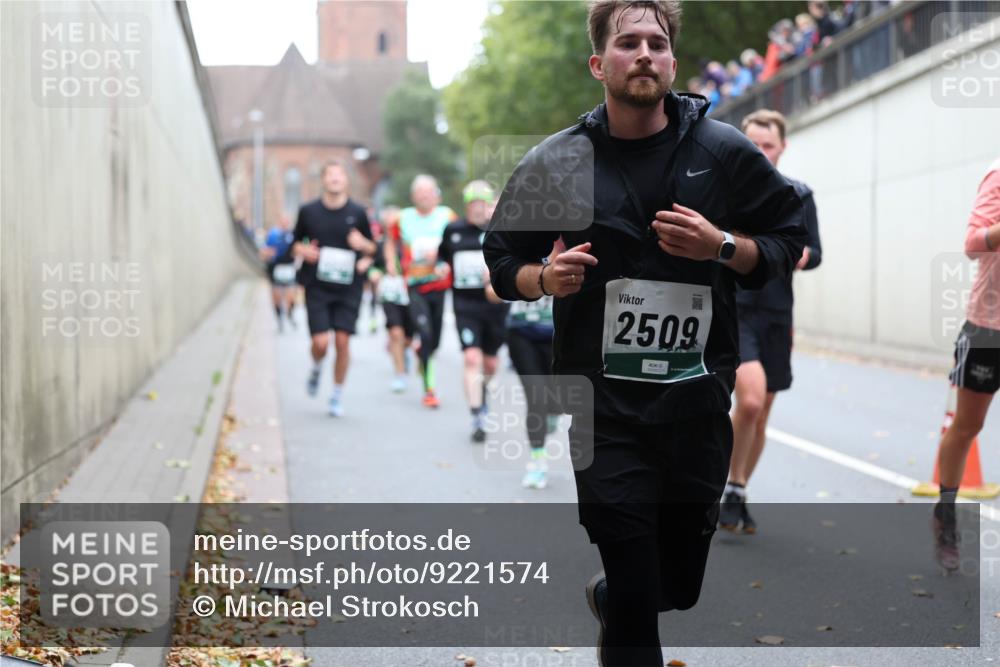 05.10.2025 - 20. swb-Marathon Bremen Michael Strokosch http://msf.ph/oto/9221574 05.10.2025 12:55:37 Laufen 2509 meine-sportfotos.de