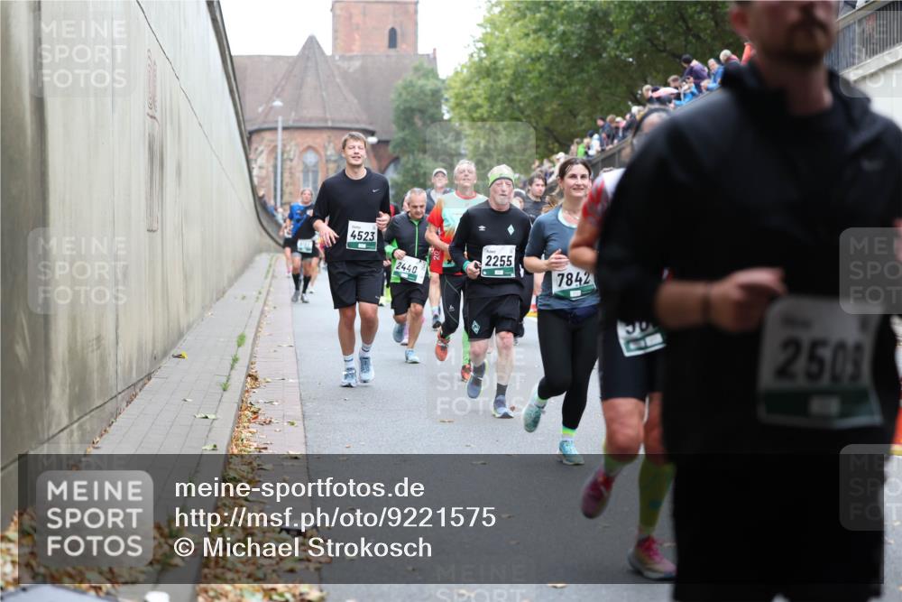 05.10.2025 - 20. swb-Marathon Bremen Michael Strokosch http://msf.ph/oto/9221575 05.10.2025 12:55:37 Laufen 4523, 2440, 2255, 7842, 2509 meine-sportfotos.de