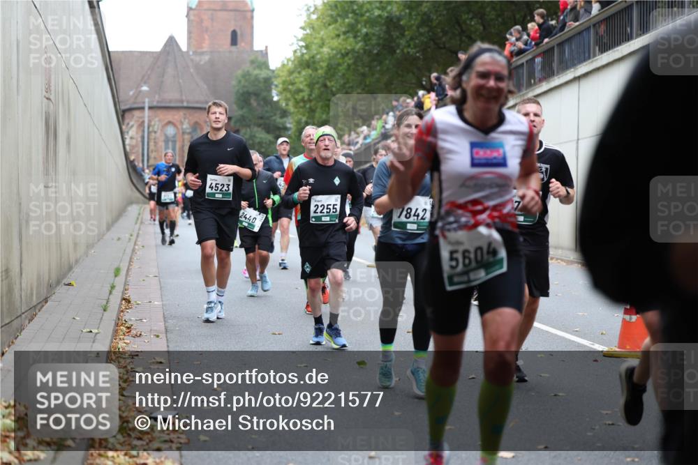05.10.2025 - 20. swb-Marathon Bremen Michael Strokosch http://msf.ph/oto/9221577 05.10.2025 12:55:38 Laufen 4523, 2440, 2255, 7842, 5604 meine-sportfotos.de
